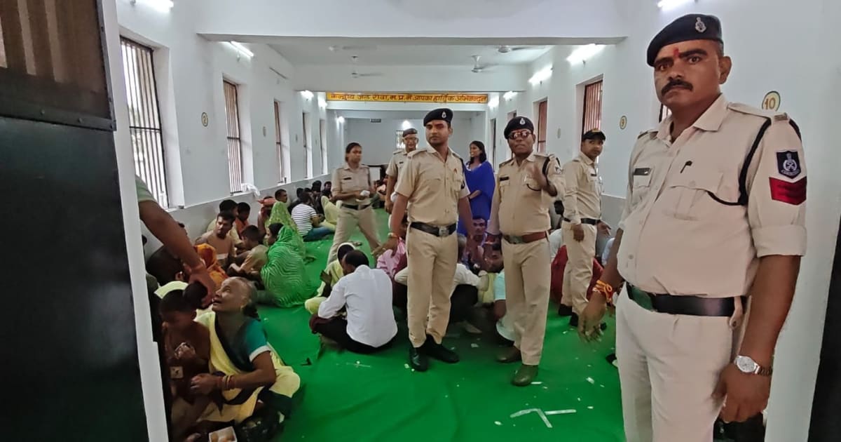 रीवा सेंट्रल जेल में रक्षाबंधन की खास तस्वीर, 6,419 परिजनों ने बंदियों से की मुलाकात; बहनों ने बांधी राखी