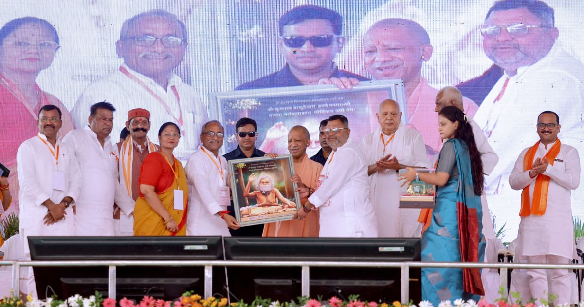 सीएम योगी ने देवरिया में 305 करोड़ की 80 विकास परियोजनाओं का किया शुभारंभ