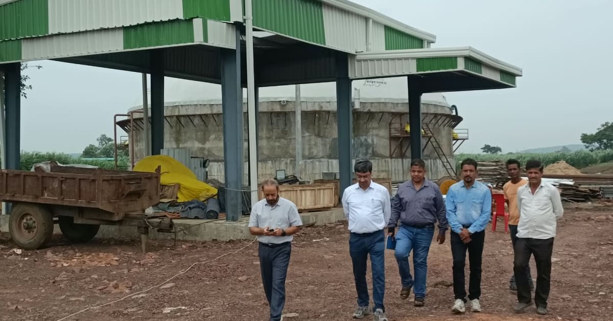 रायसेन: प्रमुख सचिव डीपी अहूजा ने सांची जनपद में नेपियर ग्रास प्लांट का किया निरीक्षण, किसानों से की चर्चा