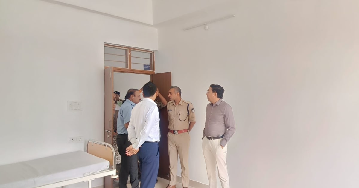 रायसेन: प्रमुख सचिव विवेक कुमार पोरवाल और कलेक्टर ने गैरतगंज के देवनगर में नवनिर्मित सामुदायिक स्वास्थ्य केंद्र का किया निरीक्षण
