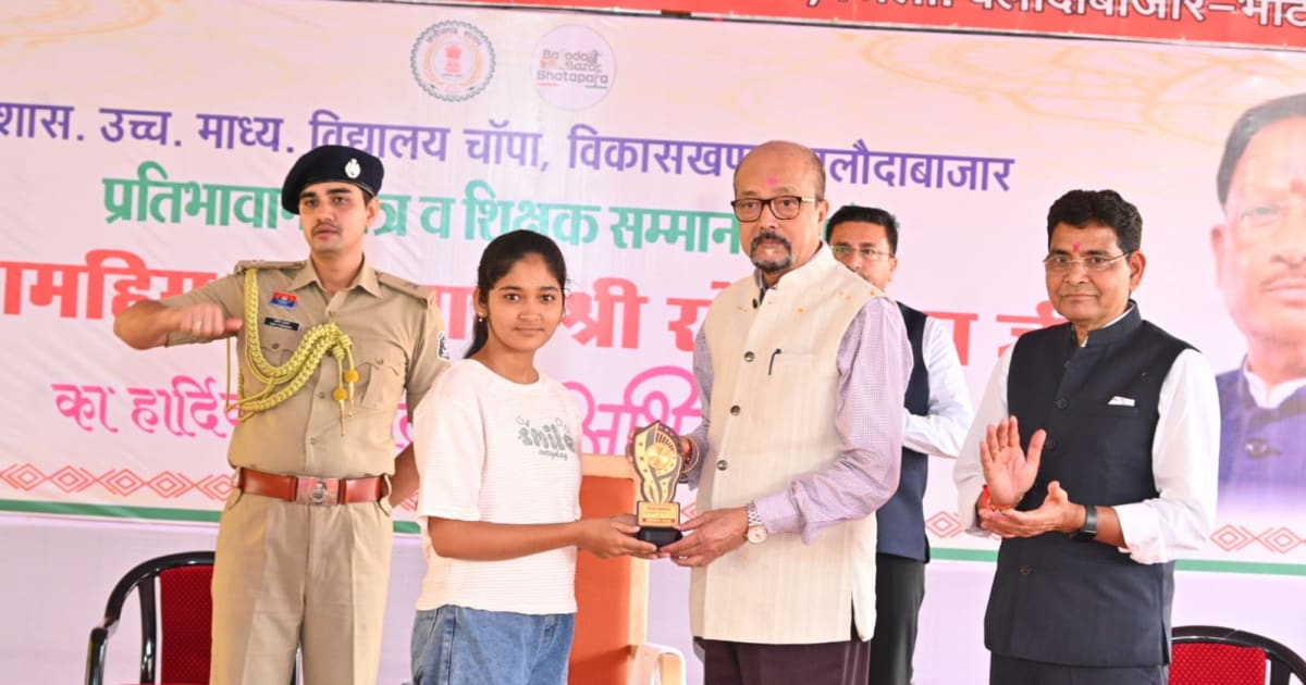 राज्यपाल श्री डेका ने वरिष्ठ शिक्षकों एवं प्रतिभावान छात्रों को किया सम्मनित