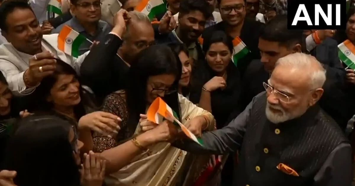 वंदे मातरम, भारत माता की जय और राखी... देखें ताशकंद में PM मोदी का भारतीय समुदाय ने कैसे किया स्वागत