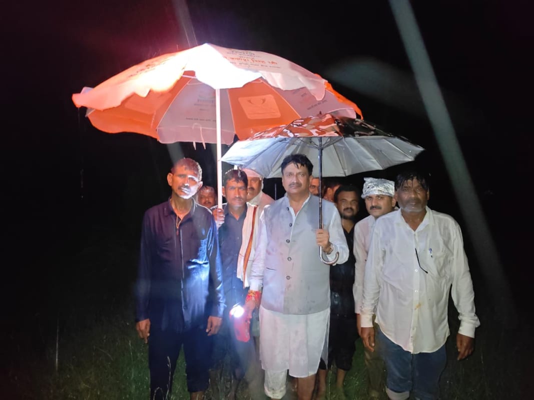 सेमरावल नदी की बाढ़ भयावह, कई गांव जलमग्न; छतों पर फंसे सैकड़ों लोग, सांसद गणेश सिंह ने रेस्क्यू तेज करने की मांग