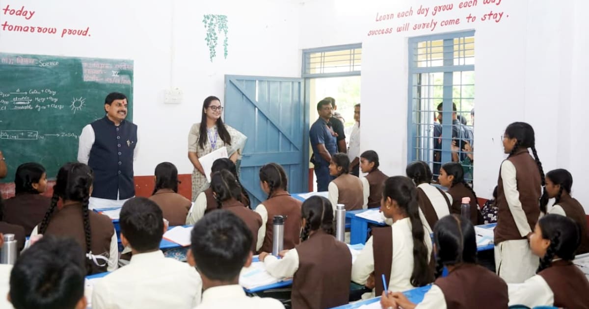 बालाघाट: मुख्यमंत्री डॉ. मोहन यादव ने लांजी के उत्कृष्ट विद्यालय का किया भ्रमण, विद्यार्थियों से किया संवाद