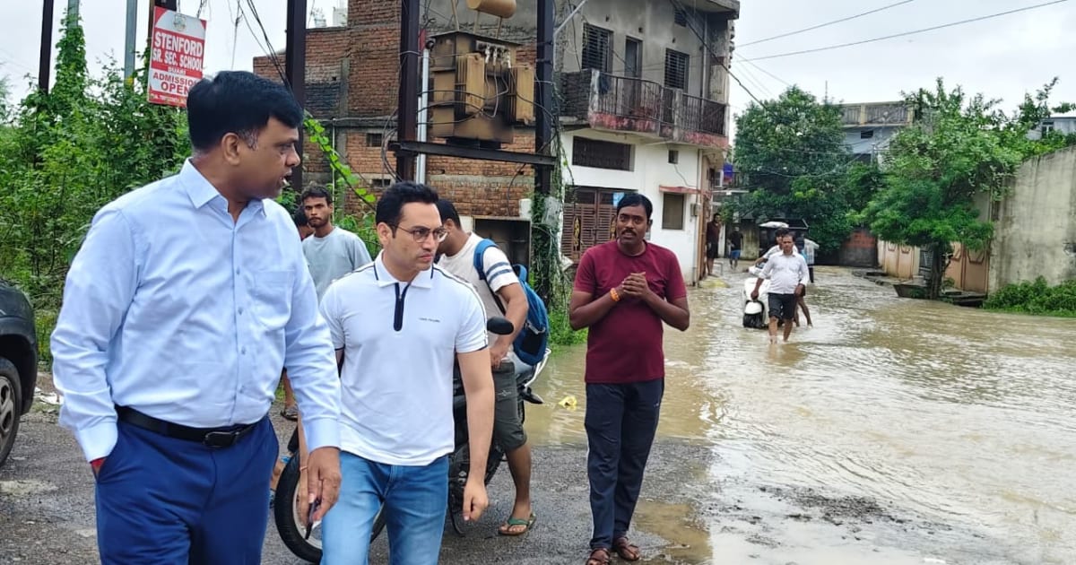 रीवा: भारी बारिश से उत्पन्न जलभराव का कलेक्टर नरेंद्र कुमार सूर्यवंशी ने किया निरीक्षण, दिए निर्देश