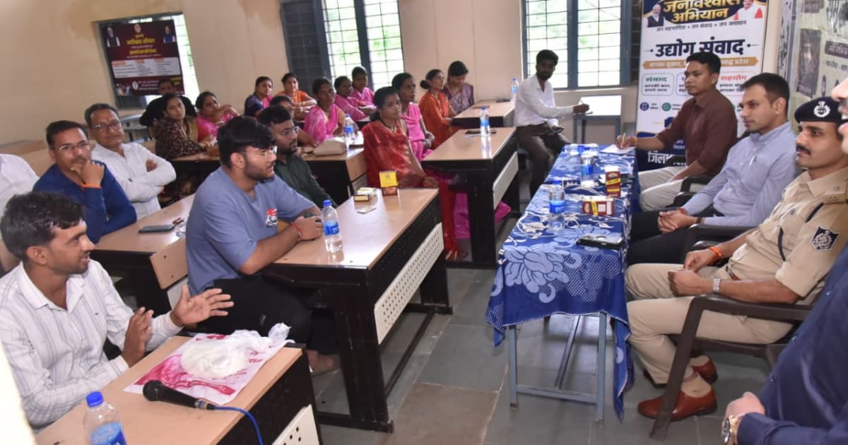 बैतूल: आठनेर के शासकीय कन्या विद्यालय में हुआ उद्यमी संवाद, कलेक्टर ने सुनी समस्याएं और दिए निर्देश