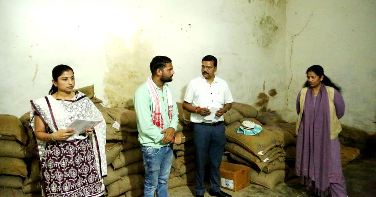 सागर: कलेक्टर प्रतिभा पाल ने शासकीय उचित मूल्य दुकान और आईएफएफसीओ केंद्र कर्रापुर का किया निरीक्षण