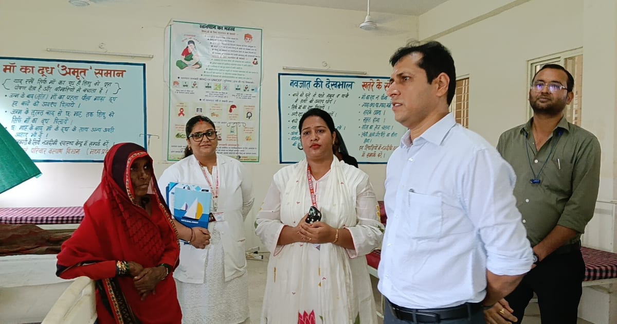 दतिया: कलेक्टर स्वप्निल वानखड़े ने आम मरीज बनकर बड़ौनी सामुदायिक स्वास्थ्य केंद्र की डिजिटल सेवाओं का लिया जायजा