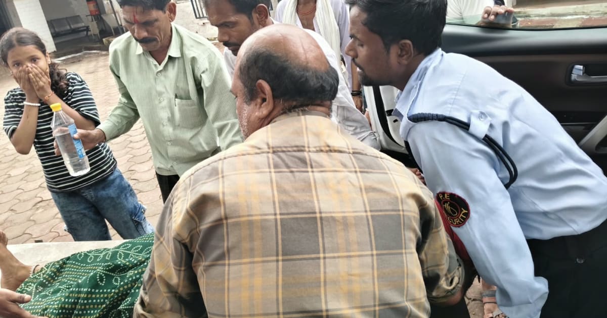 विदिशा: कुरवाई में सड़क हादसे में घायल महिला के लिए देवदूत बने जिला परिवहन अधिकारी, समय पर पहुंचाया अस्पताल