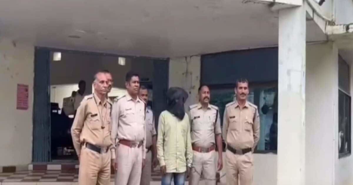 मुर्गा पकाने की बात पर भाइयों में हुआ विवाद, छोटे भाई ने फावड़े से बड़े भाई की हत्या,आरोपी गिरफ्तार