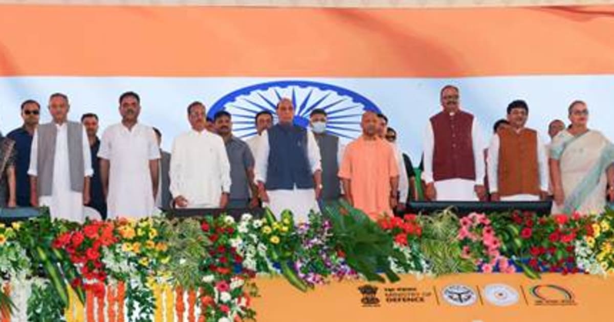 लखनऊ: रक्षा मंत्री और सीएम योगी ने विकास परियोजनाओं का किया भूमि पूजन