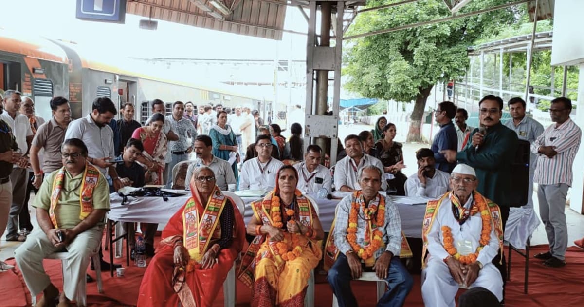 बैतूल- मुख्यमंत्री तीर्थ दर्शन योजना के तहत 183 यात्री मथुरा के लिए रवाना