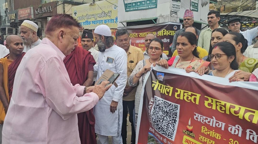 नेपाल बाढ़ पीड़ितों के लिए न्यू मार्केट में जुटा जनसहयोग, मृतकों को दी श्रद्धांजलि