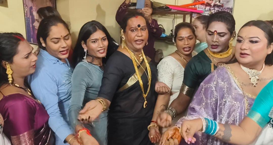 जयाप्रदा के ड्रेसअप में प्रवीण आंटी रहीं आकर्षण का केंद्र, किन्नर समाज ने निकाली भुजरिया रैली