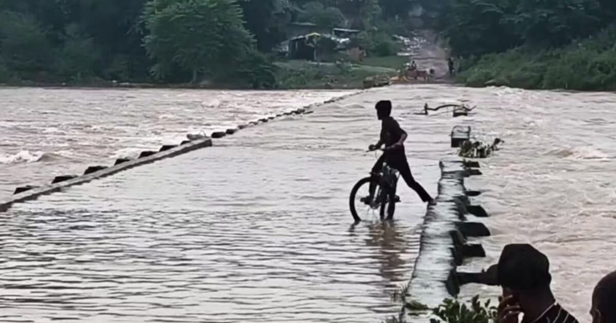 उफान पर नदी तेड बहाव, जान जोखिम में डालकर.. गोता लगाकर रील बना रहे युवा, खतरे के बावजूद सुरक्षा व्यवस्था नहीं