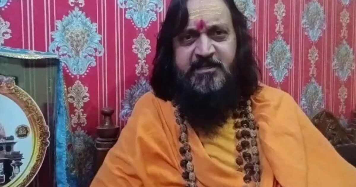अघोरी ने जलती चिता से मांस निकालकर खाया! तलवार से की छेड़छाड़.. आपत्तिजनक वीडियो पर संत समाज ने की कार्रवाई की मांग