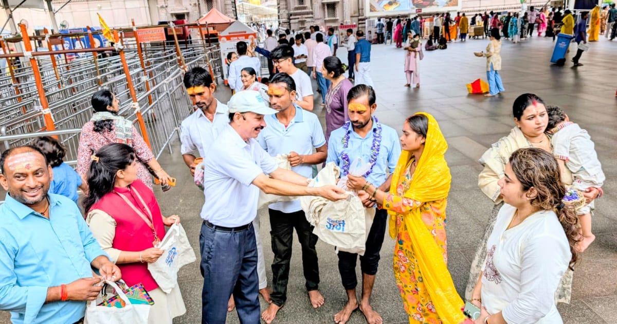 काशी विश्वनाथ धाम में महादेव से प्राकृतिक संतुलन की प्रार्थना साथ ही कपड़े के झोलों का वितरण