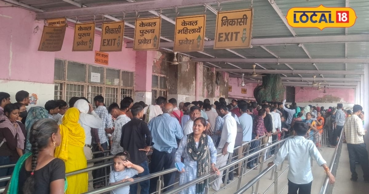 सावन और रक्षाबंधन की छुट्टियों के बाद आगरा के जिला अस्पताल में मरीजों की भीड़ बढ़ी, पर्चा काउंटरों पर लंबी कतारें