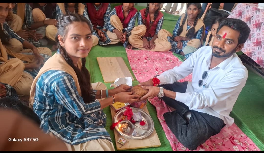 सांदीपनि विद्यालय बड़ी में रक्षाबंधन उत्सव, छात्राओं ने जनपद सदस्य सुनील चौहान को बांधी राखी