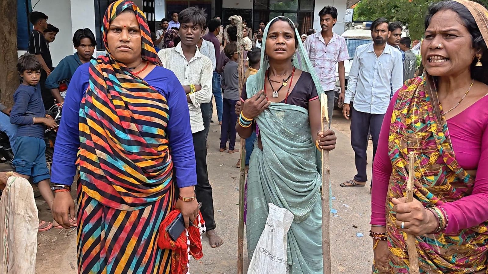 मानपुर में फूटा महिलाओं का गुस्सा: शराब दुकान में तोड़फोड़, थाने में जमा कराई शराब; चेतावनी—“कल हुआ चक्का जाम तो जिम्मेदार प्रशासन होगा”, देखें वीडियो