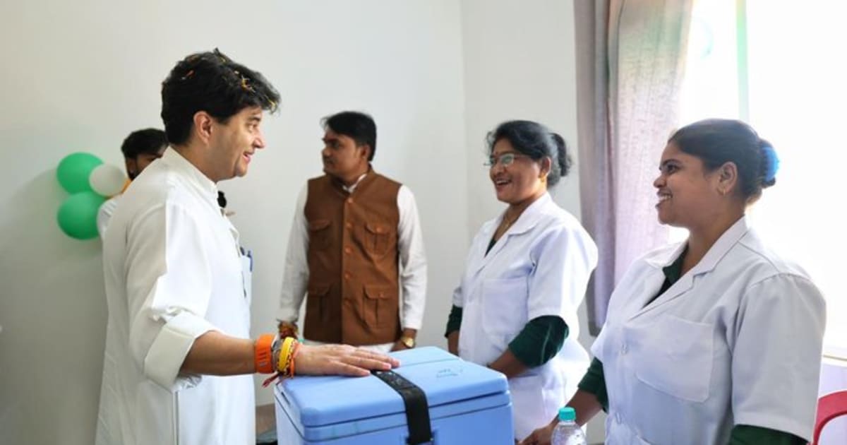 केन्द्रीय मंत्री श्री सिंधिया ने किया प्राथमिक स्वास्थ्य केन्द्र और विद्युत उपकेन्द्र का लोकार्पण