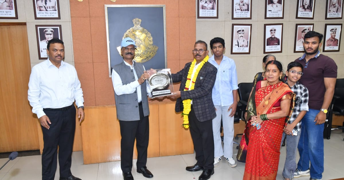 भोपाल - पुलिस मुख्यालय परिवार द्वारा 6 सेवानिवृत्त कर्मचारियों को दी गई भावभीनी विदाई