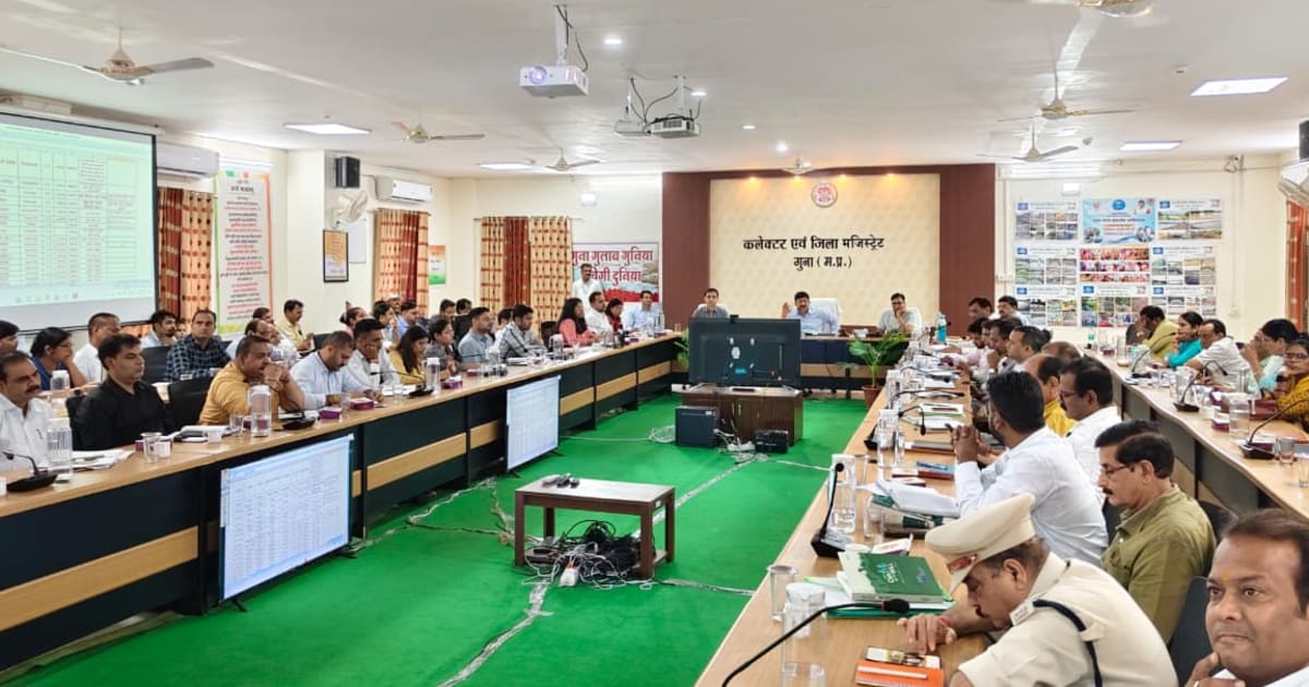 गुना - साप्ताहिक समय-सीमा बैठक में लंबित पत्रों की समीक्षा कर दिए आवश्यक दिशा-निर्देश