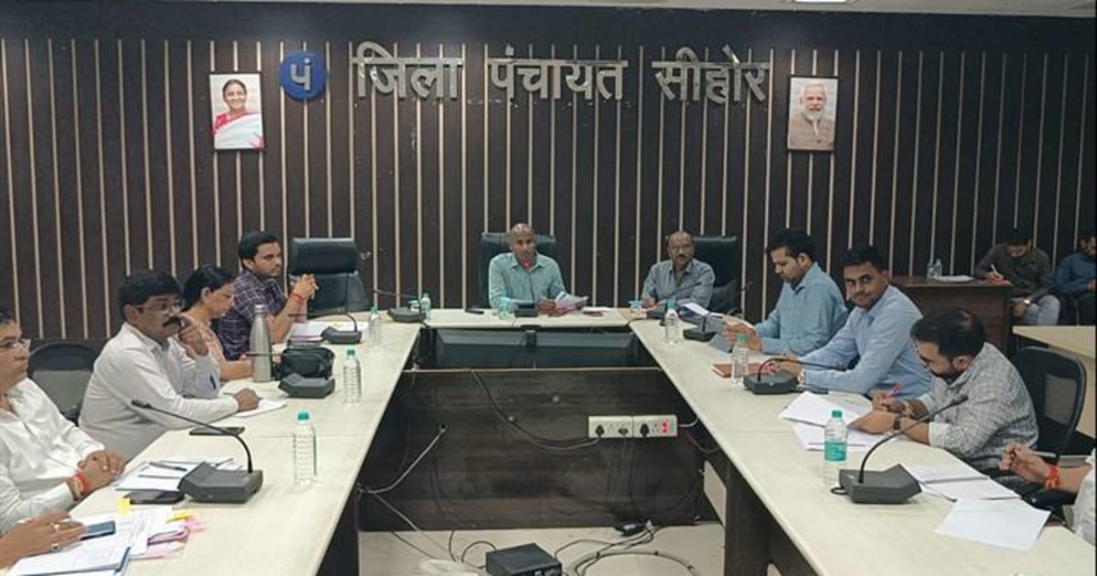 सीहोर : लंबित संबल आवेदनों के निराकरण में लापरवाही पर कलेक्टर ने श्रम अधिकारी को लगाई फटकार