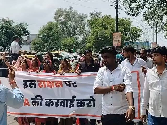 शिवपुरी में अशोभनीय टिप्पणी पर सर्व समाज का प्रदर्शन: आरोपी की गिरफ्तारी की मांग, पुलिस ने 5 दिन का आश्वासन दिया, देखें वीडियो