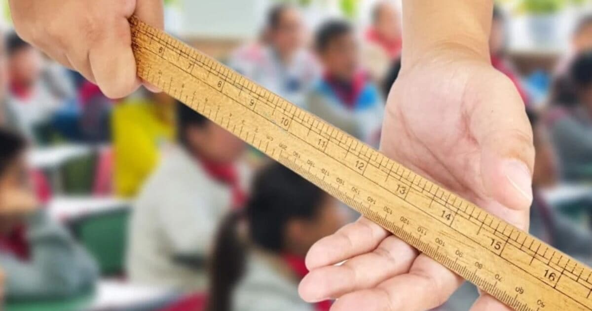 किताब भूलने पर मिली ऐसी सजा? टीचर ने भरी क्लास में बच्ची को हाथ ऊपर कर खड़ा कराया, मासूम ने तोड़ा दम