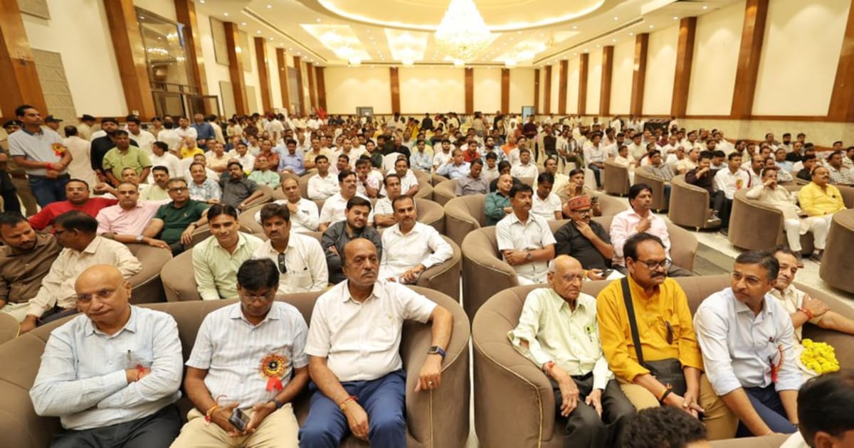 शिवपुरी- केन्द्रीय मंत्री श्री सिंधिया ने किया व्यापार एवं उद्योग जगत के प्रतिनिधियों के साथ संवाद