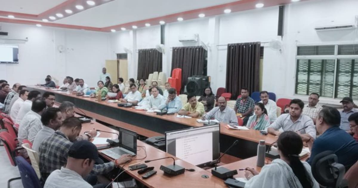 सीधी- समय-सीमा बैठक में कलेक्टर ने अधिकारियों को दिए समयबद्ध कार्रवाई के निर्देश