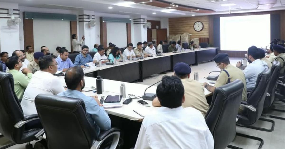 इंदौर- कलेक्टर की अध्यक्षता में जिला सड़क सुरक्षा समिति की बैठक सम्पन्न