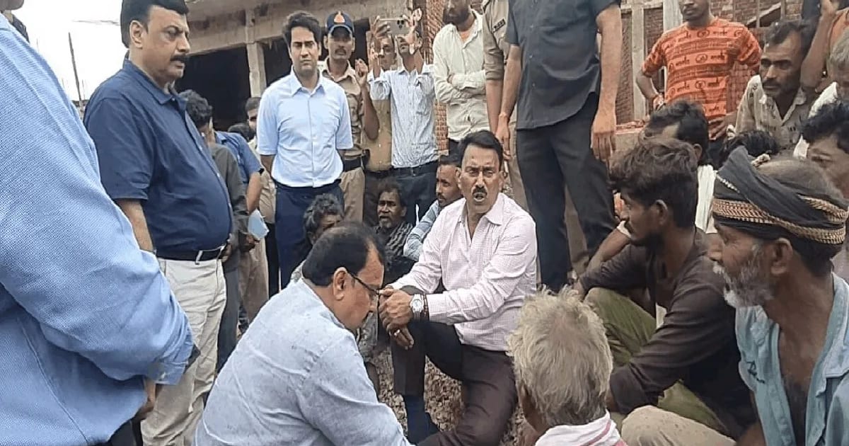 एमपी के मंत्री तुलसी सिलावट ने झोपड़ी में खाई आधी रोटी, राहुल गांधी को दिया जवाब