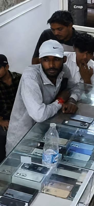 मोबाइल देखने के बहाने दुकान में घुसा युवक, 90 हजार के दो मोबाइल लेकर फरार; CCTV में कैद वारदात
