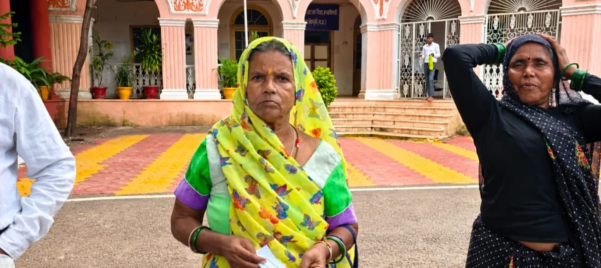 दो बेटे और एक बेटी के बावजूद 80 साल की मां भीख मांगने को मजबूर, बड़े बेटे पर मकान हड़पने और मारपीट के आरोप