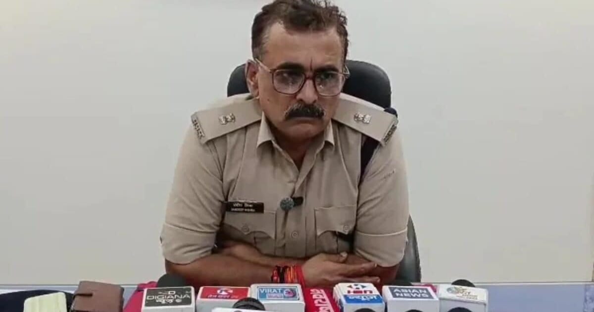 Rewa Illicit liquor News: रीवा में झाड़ियों में छिपाकर रखी 5 पेटी अवैध शराब जब्त, पुलिस को गिरोह की तलाश