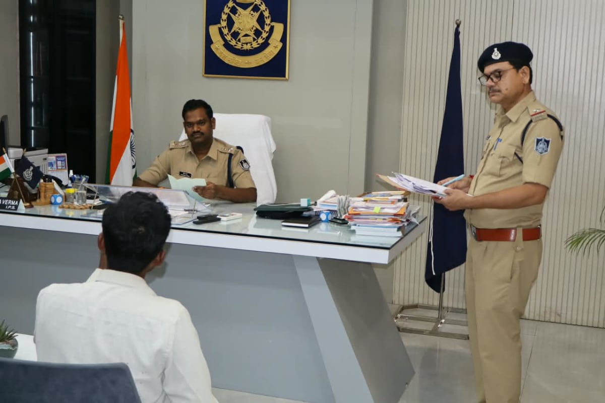 जन विश्वास को मिली मजबूती : पुलिस अधीक्षक खरगोन श्री रविन्द्र वर्मा ने जन सुनवाई में सुनी आमजन की समस्याएँ, त्वरित निराकरण के दिए निर्देश