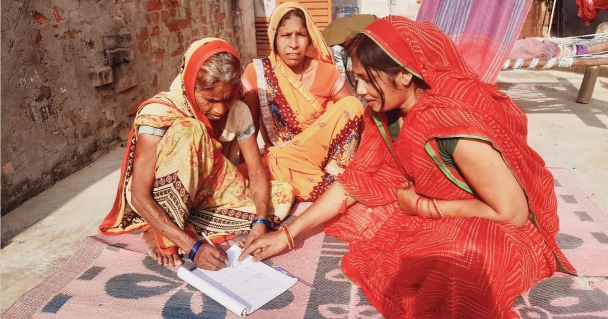 पढ़ना लिखना सीखकर अपने पैरों पर खड़ी हो रहीं अयोध्या की महिलाएं