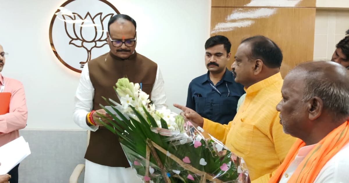 मेडिकल कॉलेज की जमीन के मुद्दे पर डिप्टी सीएम से मिले रामपुर के व्यापारी