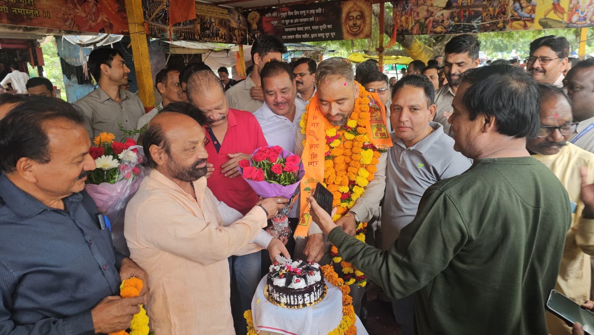 बीएचईएल गेट नंबर-5 पर भारी  धूमधाम और उत्साह के साथ मनाया गया लोकप्रिय श्रमिक नेता एवं राष्ट्रीय फुटबॉल खिलाड़ी विजय सिंह रावत जी का जन्मदिन