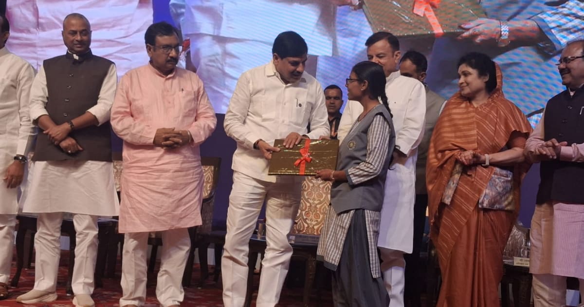 भोपाल - छात्रा नेहा ने CM मोहन यादव से किया संवाद, लैपटॉप के लिए 25 हजार की राशि मिलने पर जताया आभार