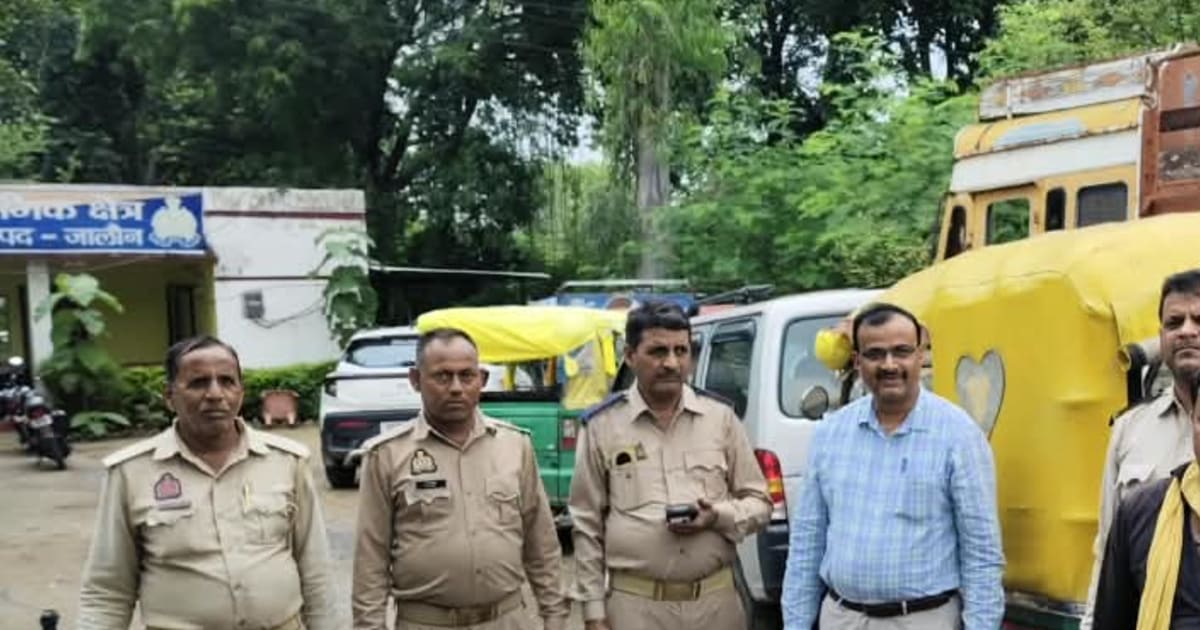 जालौन के उरई में कचहरी मार्ग पर अवैध पार्किंग के खिलाफ कार्रवाई