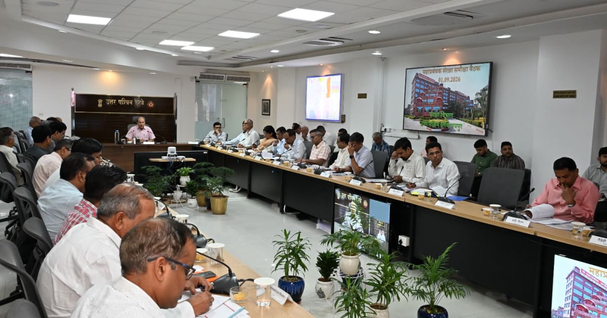 रेल संरक्षा को सर्वोच्च प्राथमिकता, 9 रेलकर्मी सम्मानित