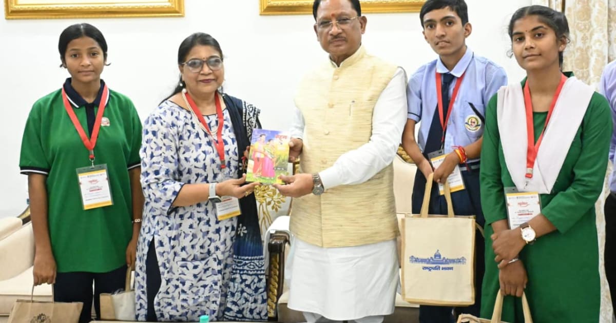 राष्ट्रपति से भेंट कर लौटे प्रतिभावान विद्यार्थियों ने मुख्यमंत्री श्री साय से की मुलाकात