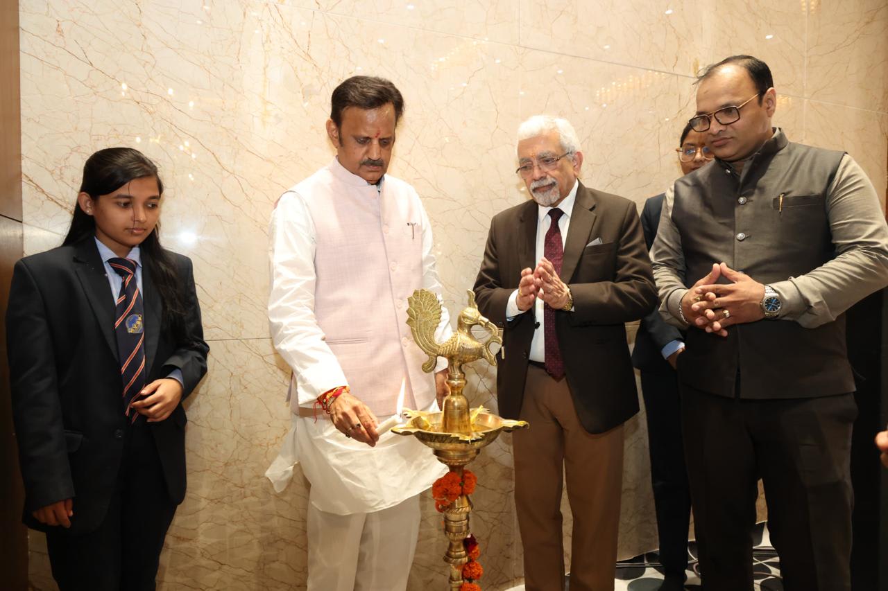 कार्यक्रम का शुभारंभ करते उपमुख्यमंत्री