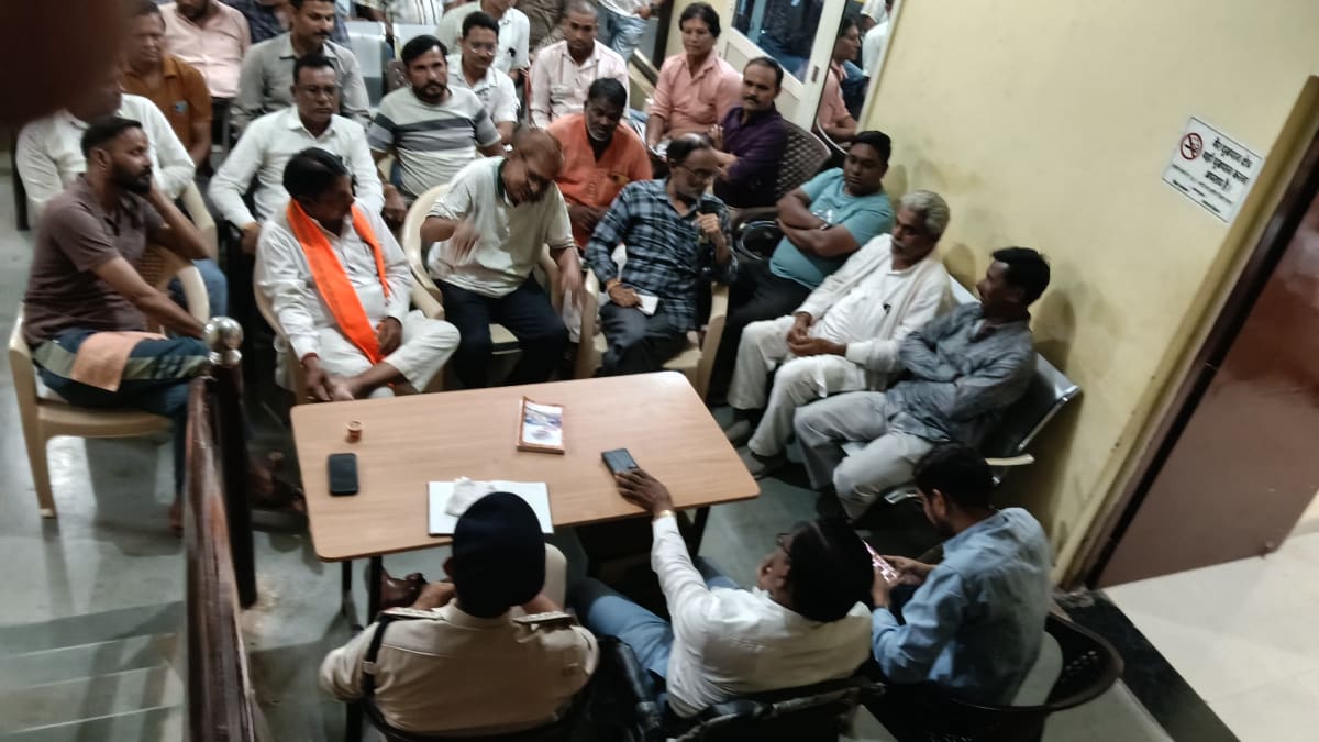 पुलिस थाना चैनपुर झिरनिया मे थाना प्रभारी गणपत सिंह कनेल ने शांति समिति बैठक का आयोजन किया