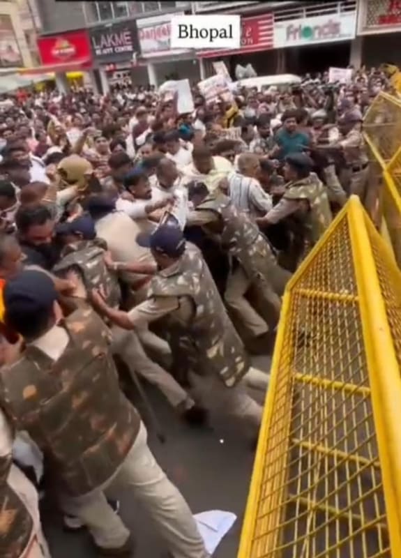 सीलिंग कार्रवाई के विरोध में व्यापारियों का धरना, मुख्यमंत्री को सौंपा ज्ञापन