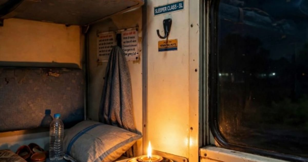 यात्री ने चलती ट्रेन में बर्थ पर दीया जलाया:टीटी ने ग्वालियर के पैसेंजर को भुसावल में उतारा, रेलवे एक्ट के तहत केस दर्ज