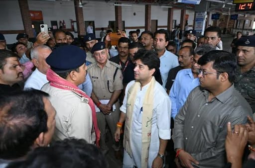 महिला की जान बचाने वाले आरपीएफ जवान वीरेंद्र तिवारी को ज्योतिरादित्य सिंधिया ने किया सम्मानित